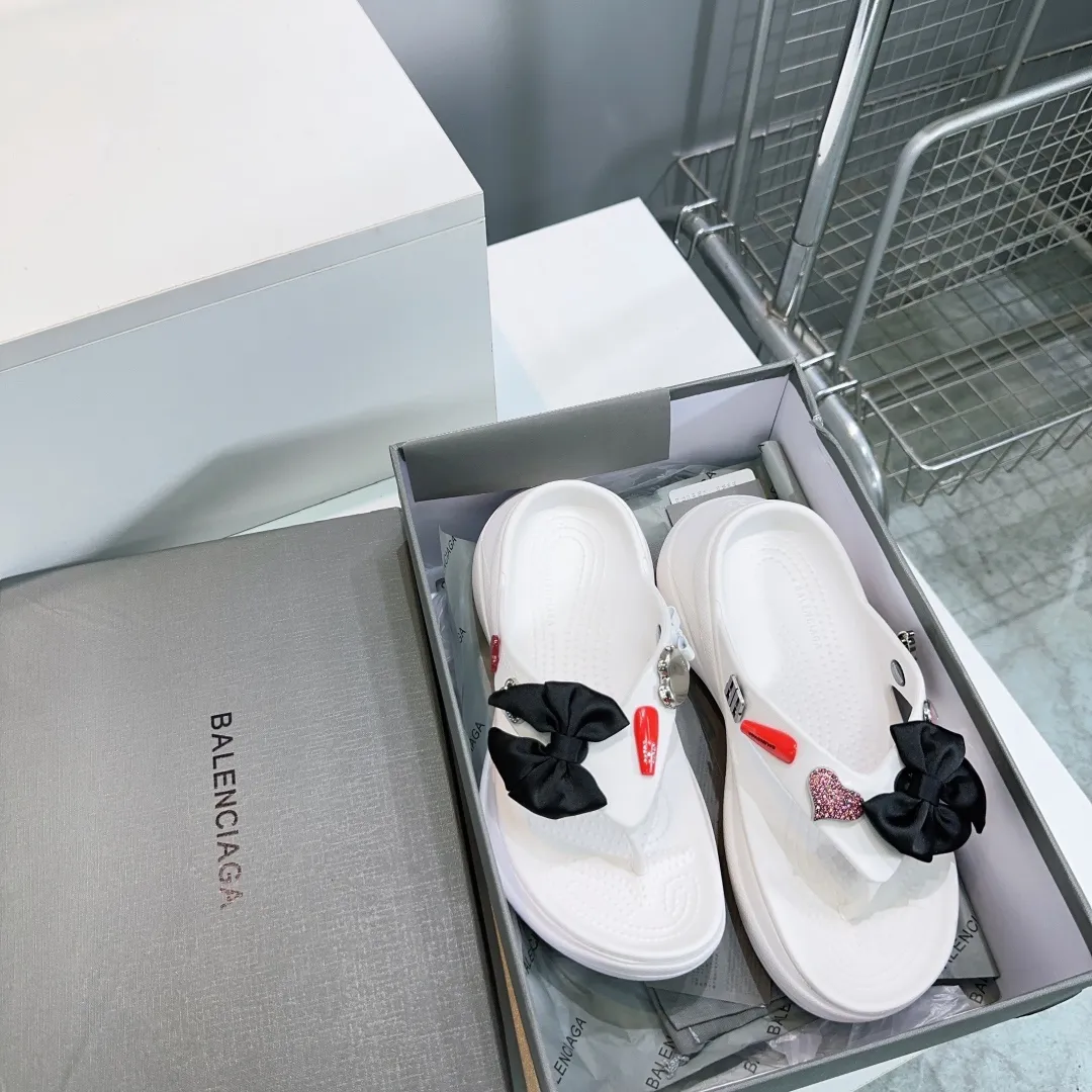👟👟Ex-factory price 440👟👟 Top quality🔥Balenciaga 25 spring and summer latest thick-soled rubber jelly shoes flip-flops! 25 new spring dark horse items, fashion bloggers at home and abroad have put on foot shows, popular on social platforms at home and abroad, fashionistas must buy, various Parisian elements hardware buckle DIY, highly brand recognition All hardware is re-engraved and made with heavy gold molds Ingenious craftsmanship, accurately restoring every detail Original open-mold EVA rubber and plastic one-piece outsole Super light on the foot, a proper height-increasing artifact with an outsole height of 6cm Original full set of packaging Code number: 35-42 (40, 41, 42 are non-refundable) with original packaging
